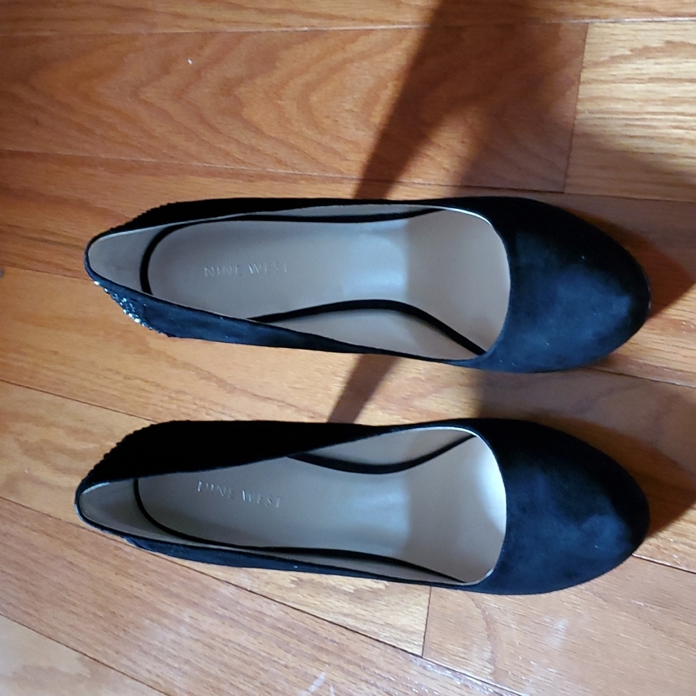 Stunning Nine West dress shoes. Holiday or formal favorite. In black suede.